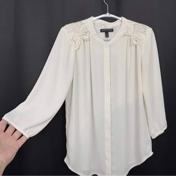 Banana Republic Lace Shoulder Blouse Cream Petite Women’s Small Button Front - Picture 2 of 9
